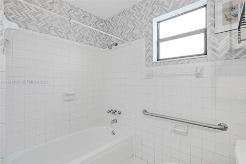 House in Miami, Florida 4 bedrooms, 121.24 sq.m. № 1989312 - photo 26