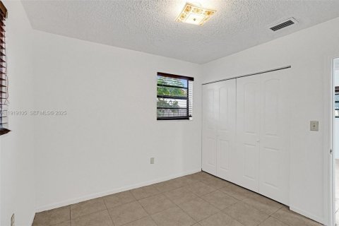 House in Miami, Florida 4 bedrooms, 121.24 sq.m. № 1989312 - photo 19