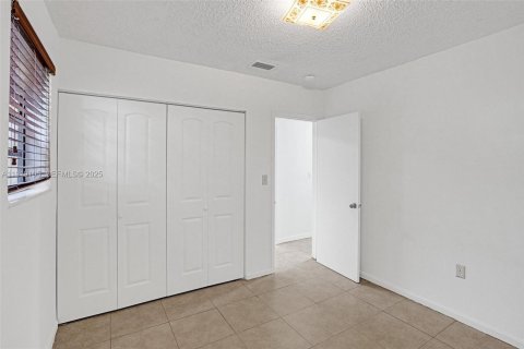 House in Miami, Florida 4 bedrooms, 121.24 sq.m. № 1989312 - photo 18