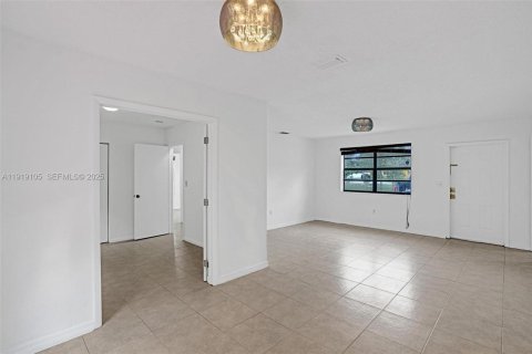 House in Miami, Florida 4 bedrooms, 121.24 sq.m. № 1989312 - photo 11