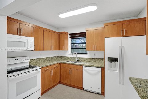 House in Miami, Florida 4 bedrooms, 121.24 sq.m. № 1989312 - photo 7