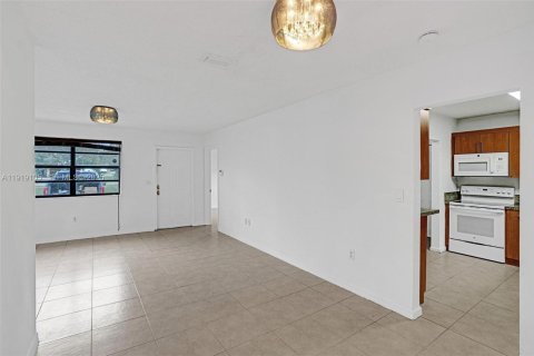 House in Miami, Florida 4 bedrooms, 121.24 sq.m. № 1989312 - photo 9