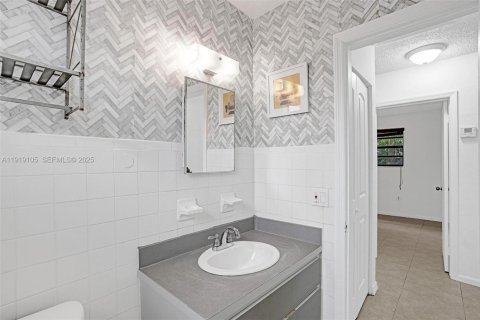 House in Miami, Florida 4 bedrooms, 121.24 sq.m. № 1989312 - photo 25