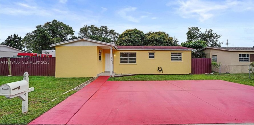 House in Miami, Florida 4 bedrooms, 121.24 sq.m. № 1989312