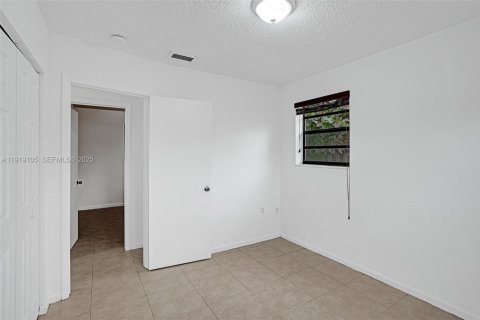 House in Miami, Florida 4 bedrooms, 121.24 sq.m. № 1989312 - photo 14