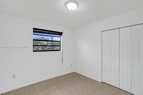 House in Miami, Florida 4 bedrooms, 121.24 sq.m. № 1989312 - photo 15