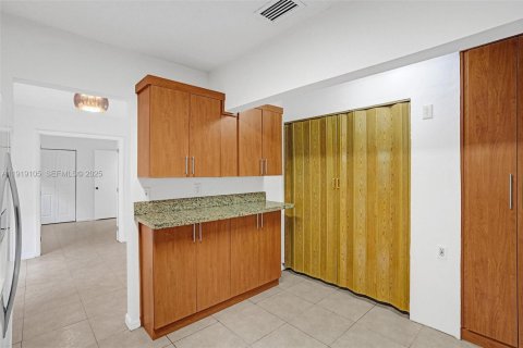 House in Miami, Florida 4 bedrooms, 121.24 sq.m. № 1989312 - photo 8