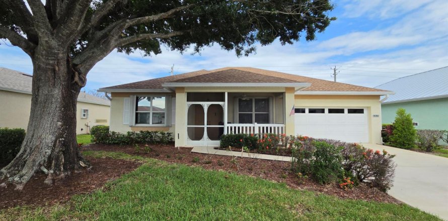 House in Port St. Lucie, Florida 2 bedrooms, 164.07 sq.m. № 2270647