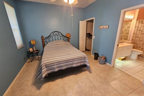 House in Port St. Lucie, Florida 2 bedrooms, 164.07 sq.m. № 2270647 - photo 15