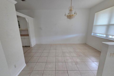 House in Port St. Lucie, Florida 2 bedrooms, 164.07 sq.m. № 2270647 - photo 3