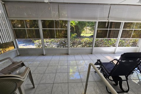 House in Port St. Lucie, Florida 2 bedrooms, 164.07 sq.m. № 2270647 - photo 24