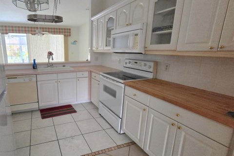 House in Port St. Lucie, Florida 2 bedrooms, 164.07 sq.m. № 2270647 - photo 2