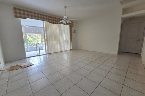 House in Port St. Lucie, Florida 2 bedrooms, 164.07 sq.m. № 2270647 - photo 4