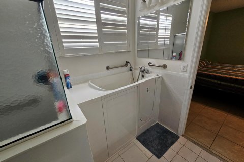 House in Port St. Lucie, Florida 2 bedrooms, 164.07 sq.m. № 2270647 - photo 12