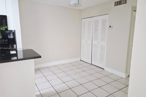 Copropriété à louer à Miami, Floride: 2 chambres, 83.24 m2 № 1878348 - photo 11
