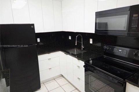 Copropriété à louer à Miami, Floride: 2 chambres, 83.24 m2 № 1878348 - photo 12