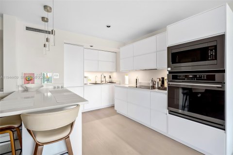 Condo in Hallandale Beach, Florida, 1 bedroom  № 2001047 - photo 5