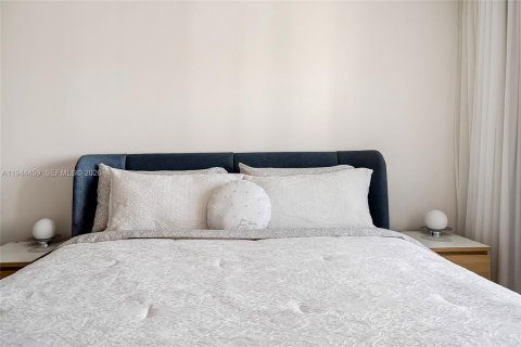 Condo in Hallandale Beach, Florida, 1 bedroom  № 2001047 - photo 17