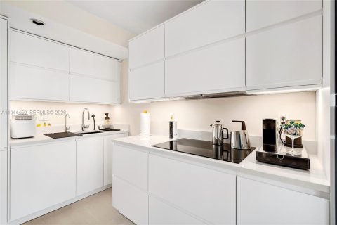 Condo in Hallandale Beach, Florida, 1 bedroom  № 2001047 - photo 12