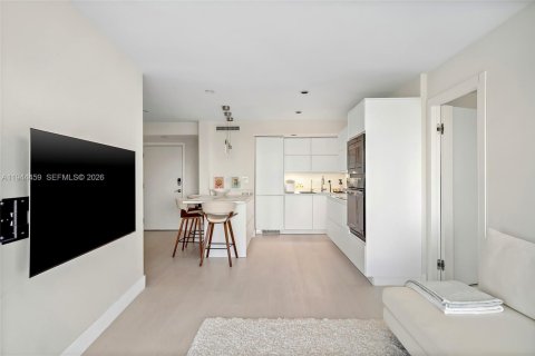 Condo in Hallandale Beach, Florida, 1 bedroom  № 2001047 - photo 7