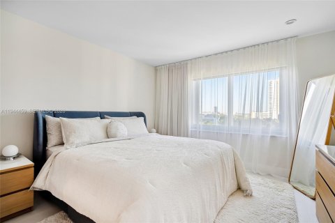 Condo in Hallandale Beach, Florida, 1 bedroom  № 2001047 - photo 16