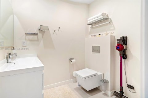 Condo in Hallandale Beach, Florida, 1 bedroom  № 2001047 - photo 15