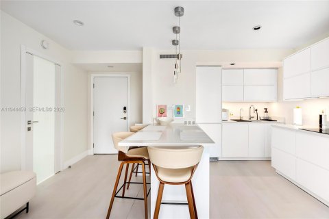 Condo in Hallandale Beach, Florida, 1 bedroom  № 2001047 - photo 13