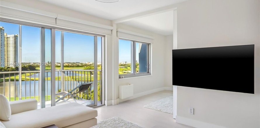 Condo in Hallandale Beach, Florida, 1 bedroom  № 2001047