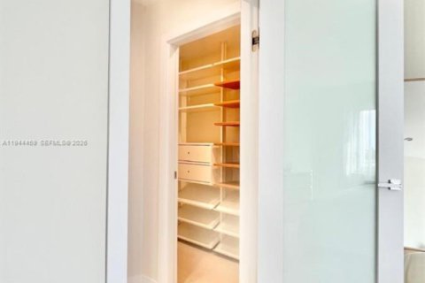 Condo in Hallandale Beach, Florida, 1 bedroom  № 2001047 - photo 20