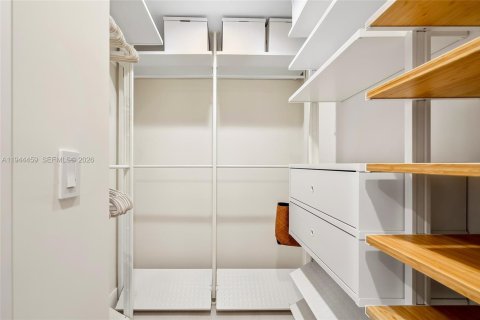 Condo in Hallandale Beach, Florida, 1 bedroom  № 2001047 - photo 18