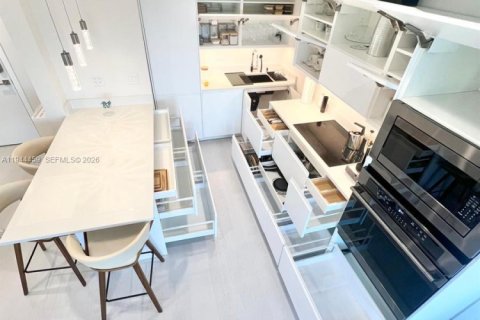 Condo in Hallandale Beach, Florida, 1 bedroom  № 2001047 - photo 9