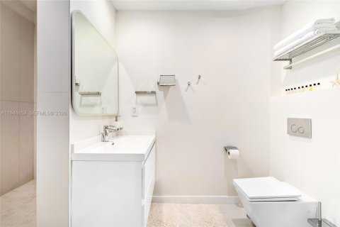 Condo in Hallandale Beach, Florida, 1 bedroom  № 2001047 - photo 14