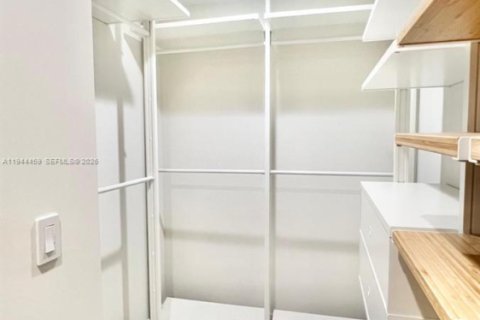 Condo in Hallandale Beach, Florida, 1 bedroom  № 2001047 - photo 19