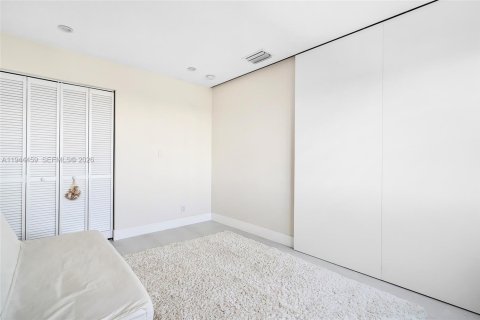 Condo in Hallandale Beach, Florida, 1 bedroom  № 2001047 - photo 26