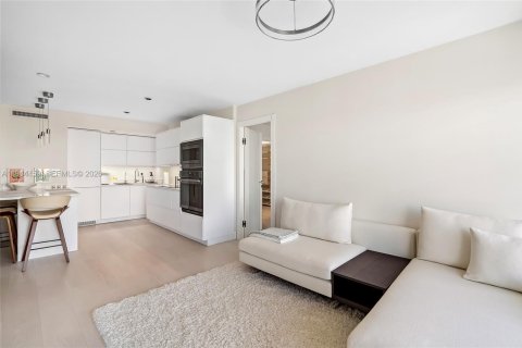 Condo in Hallandale Beach, Florida, 1 bedroom  № 2001047 - photo 4