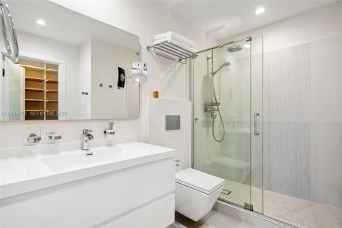 Condo in Hallandale Beach, Florida, 1 bedroom  № 2001047 - photo 21