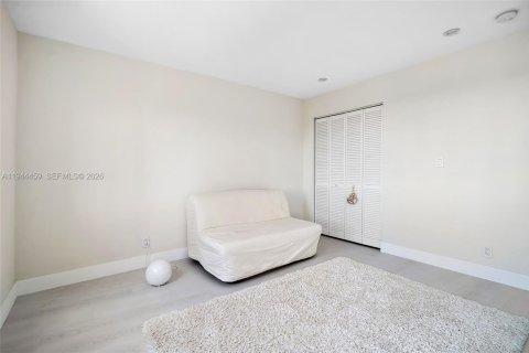 Condo in Hallandale Beach, Florida, 1 bedroom  № 2001047 - photo 24