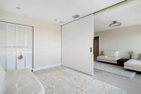 Condo in Hallandale Beach, Florida, 1 bedroom  № 2001047 - photo 25