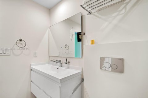 Condo in Hallandale Beach, Florida, 1 bedroom  № 2001047 - photo 29