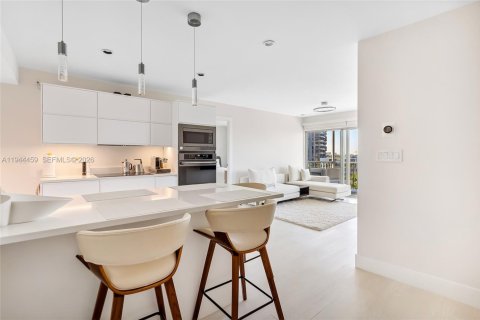 Condo in Hallandale Beach, Florida, 1 bedroom  № 2001047 - photo 6