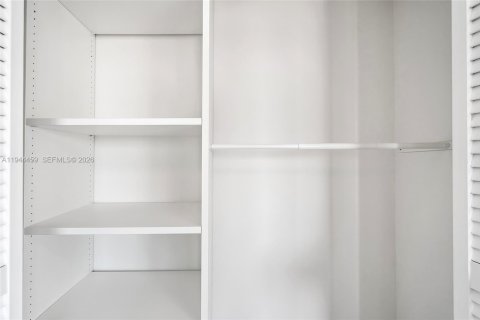 Condo in Hallandale Beach, Florida, 1 bedroom  № 2001047 - photo 27