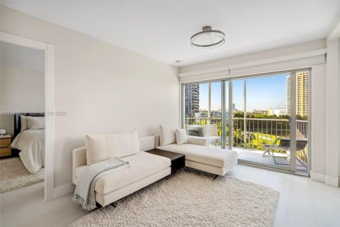 Condo in Hallandale Beach, Florida, 1 bedroom  № 2001047 - photo 3