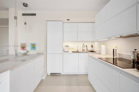 Condo in Hallandale Beach, Florida, 1 bedroom  № 2001047 - photo 10