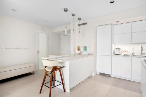 Condo in Hallandale Beach, Florida, 1 bedroom  № 2001047 - photo 8