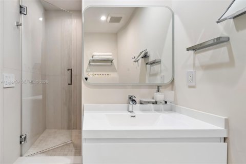 Condo in Hallandale Beach, Florida, 1 bedroom  № 2001047 - photo 28