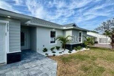 House in Cape Coral, Florida 4 bedrooms, 168.06 sq.m. № 1335173 - photo 21