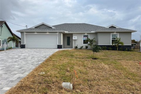 House in Cape Coral, Florida 4 bedrooms, 168.06 sq.m. № 1335173 - photo 3