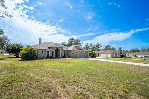 House in Weeki Wachee, Florida 3 bedrooms, 281.31 sq.m. № 1545332 - photo 2
