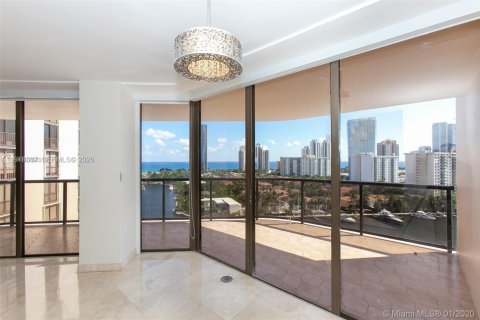 Condo in Aventura, Florida, 2 bedrooms  № 2042086 - photo 14