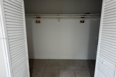 Снять в аренду виллу или дом в Майами, Флорида 1 спальня, 130.43м2, № 2050874 - фото 6